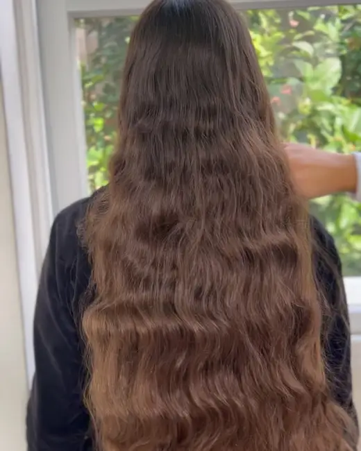 שיער גלי ארוך לפני טיפול ההחלקה
