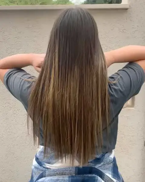שיער ארוך וחלק עם הדגשות בהירות