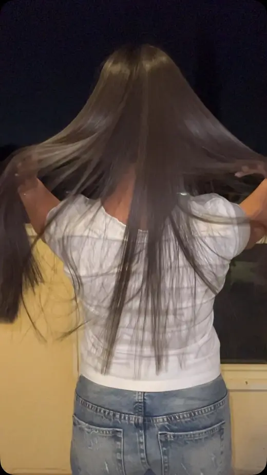 שיער כהה חלק מונף בתנועה