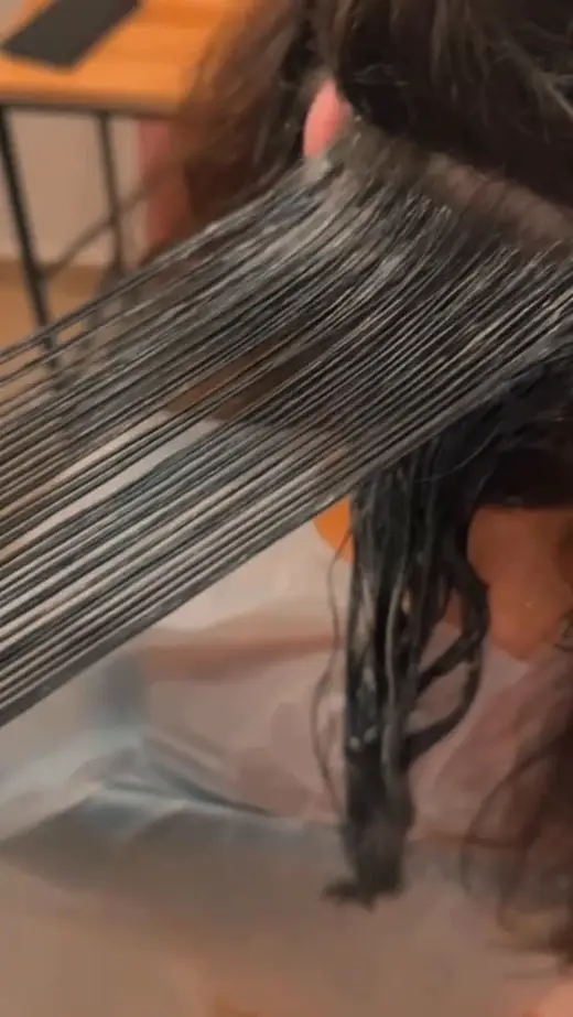 תקריב לשלב העבודה על קווצת שיער